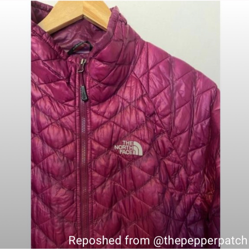 The North Face Women's Quilted Puffer Jacket in Magenta - Picture 6 of 10